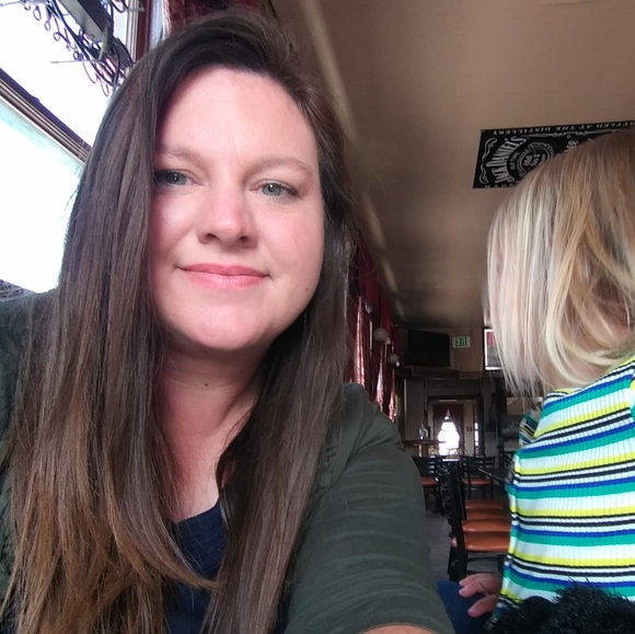 Posher, Kari is selling her much-loved and currated personal closet. LG & + sz - Picture 4 of 4